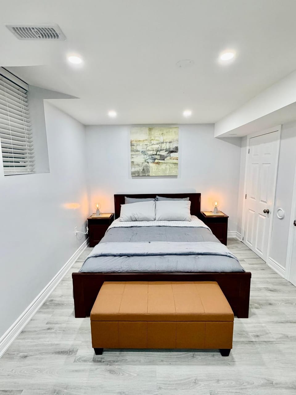 Modern Cozy Basement Suite Free Parking Apartment in Halton Hills