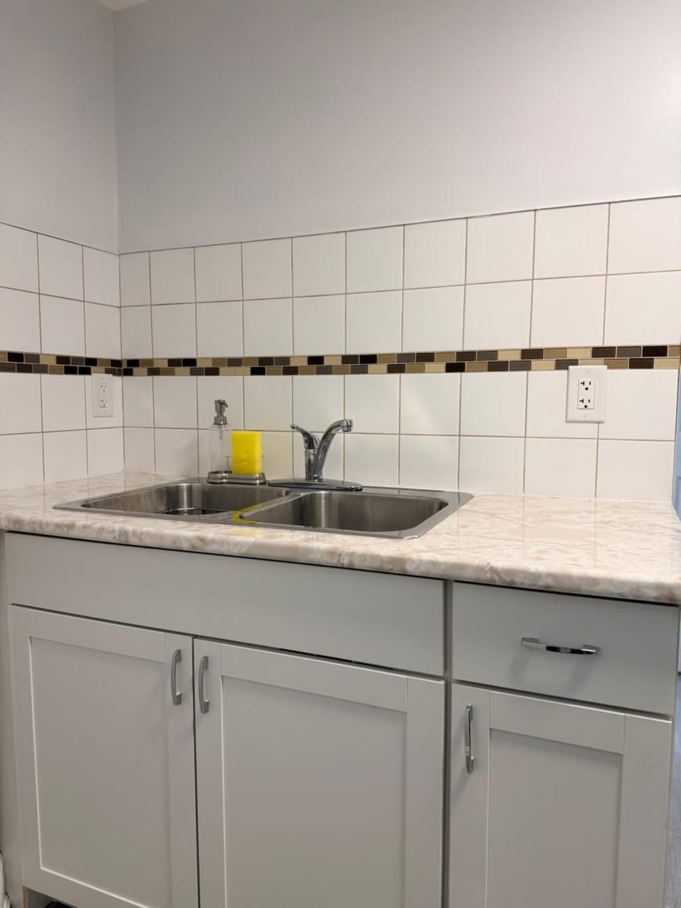 Modern Cozy Basement Suite Free Parking Apartment in Halton Hills