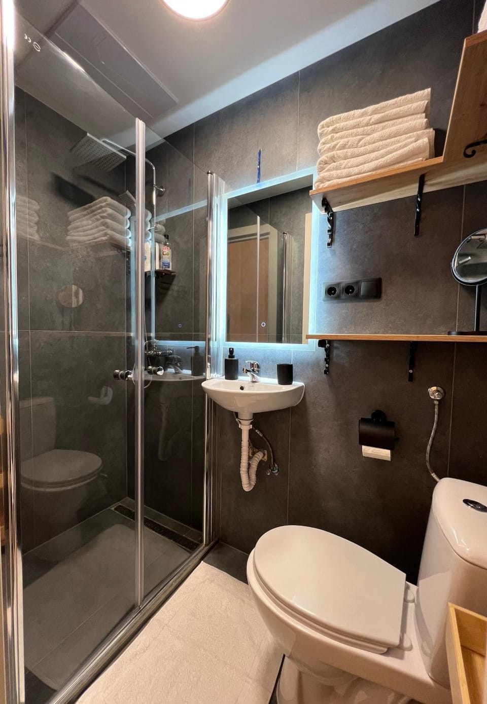 Shower, Toilet, Bathroom, towels