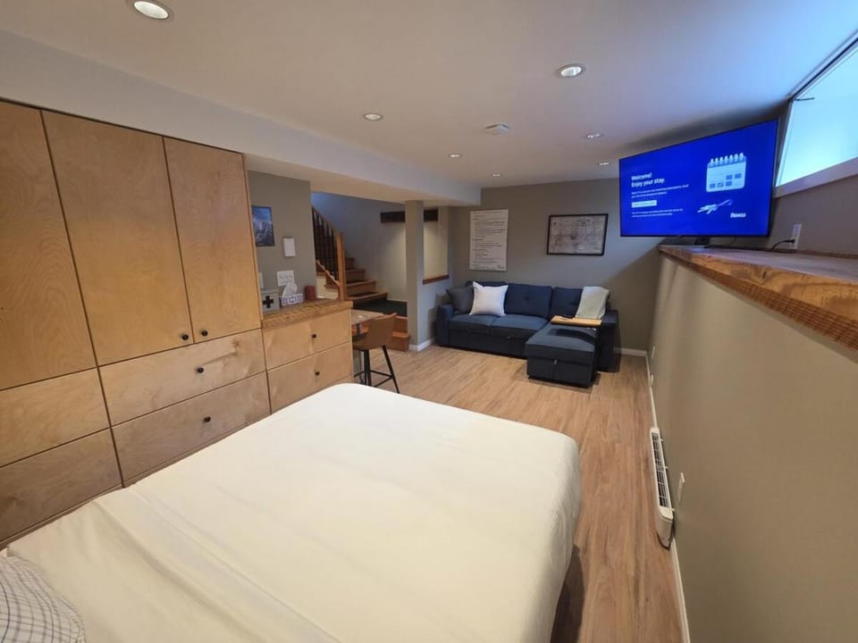 TV and multimedia, Living room, Seating area, Bedroom