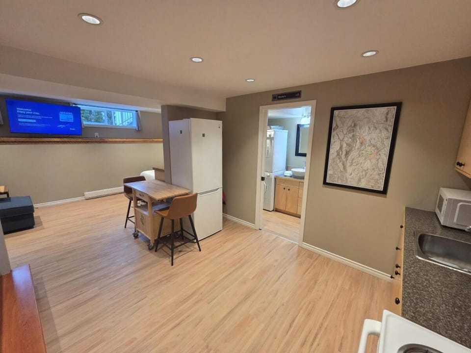 Kitchen or kitchenette, Seating area
