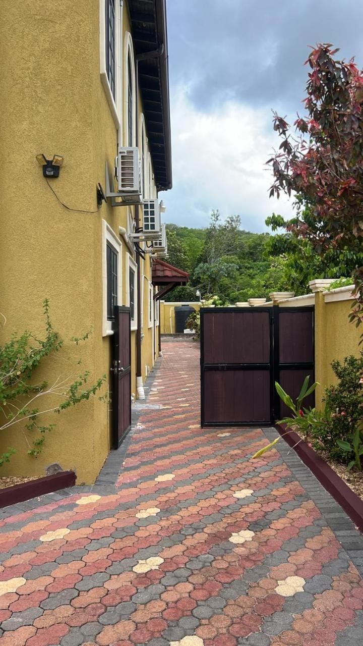 ToniqueluxeGuesthouse Apartment in Montego Bay