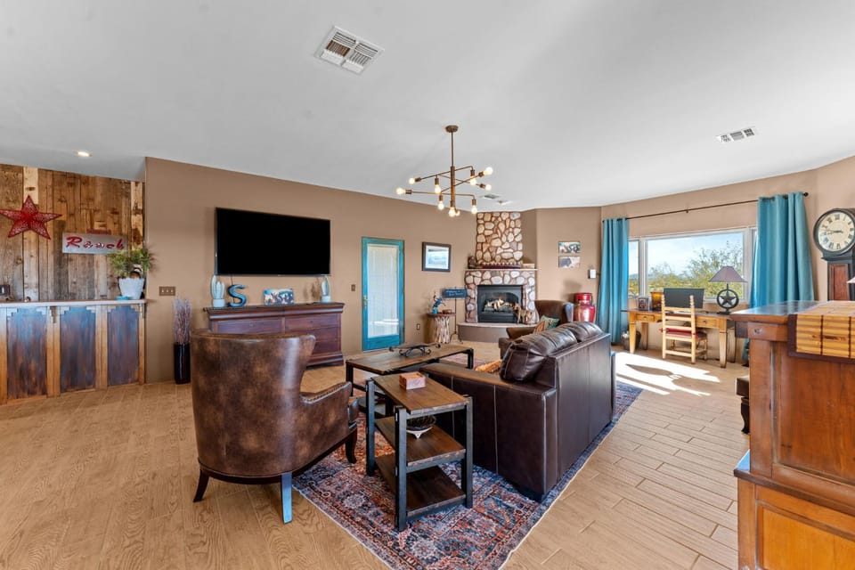 Communal lounge/ TV room, Living room, Seating area, Evening entertainment