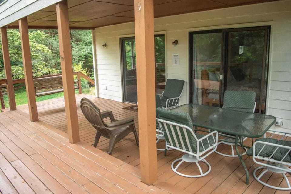 Lake Lanier Hideaway Waterfront with Game Room and Dock House in Lake Lanier