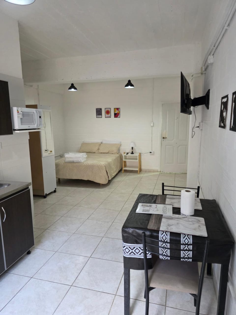 Bed, TV and multimedia, Kitchen or kitchenette, Photo of the whole room, Dining area