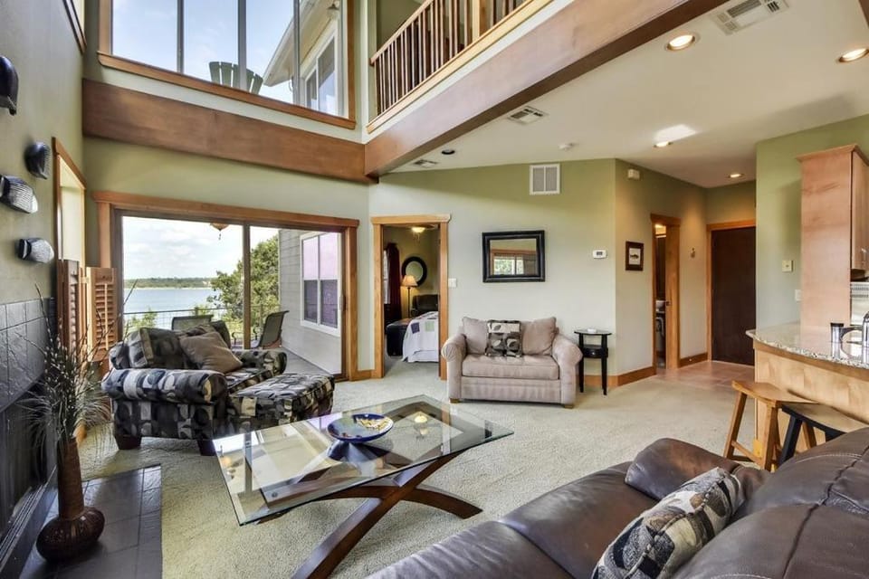 Communal lounge/ TV room, Living room, Seating area, Evening entertainment, Lake view