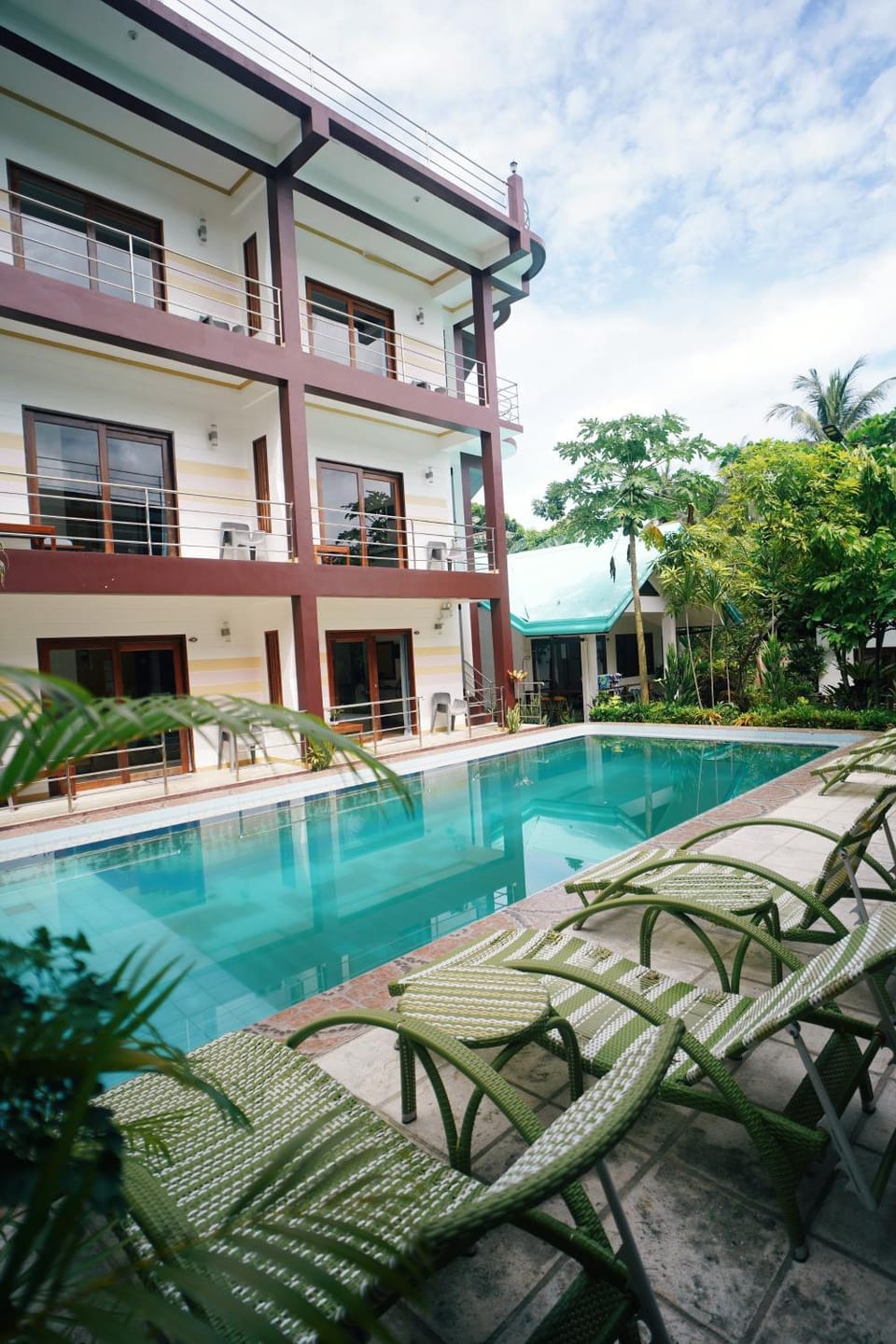Property building, Patio, Day, Pool view, Swimming pool, sunbed