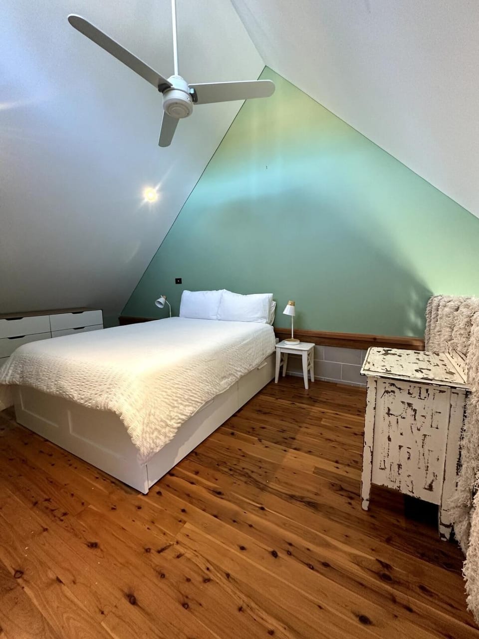 Crescent Coastal Loft - Stroll to Surf, Outdoor Terrace, WFH Nook Apartment in Crescent Head