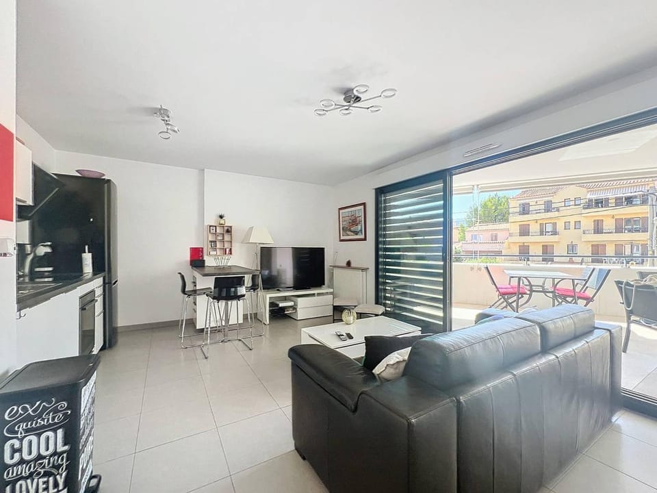 Superbe T2 moderne avec terrasse, climatisation et parking à La Ciotat - FR-1-770-67 Apartment in La Ciotat