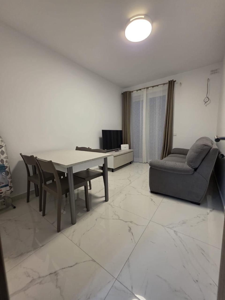 TV and multimedia, Living room, Seating area, Dining area
