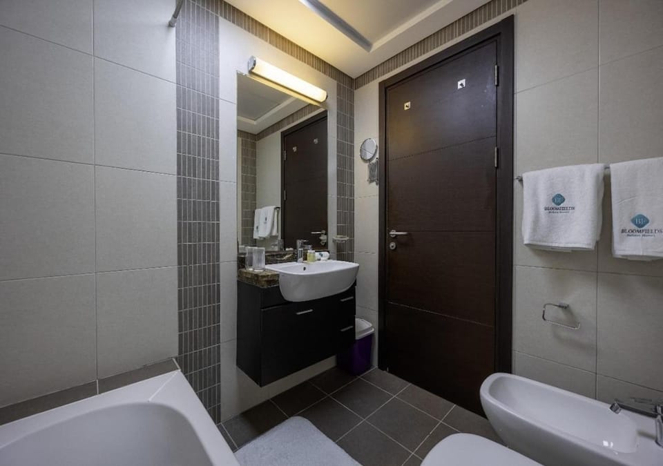 Shower, Toilet, Bathroom, Bath, towels