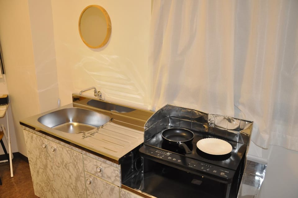 Photo of the whole room, kitchen