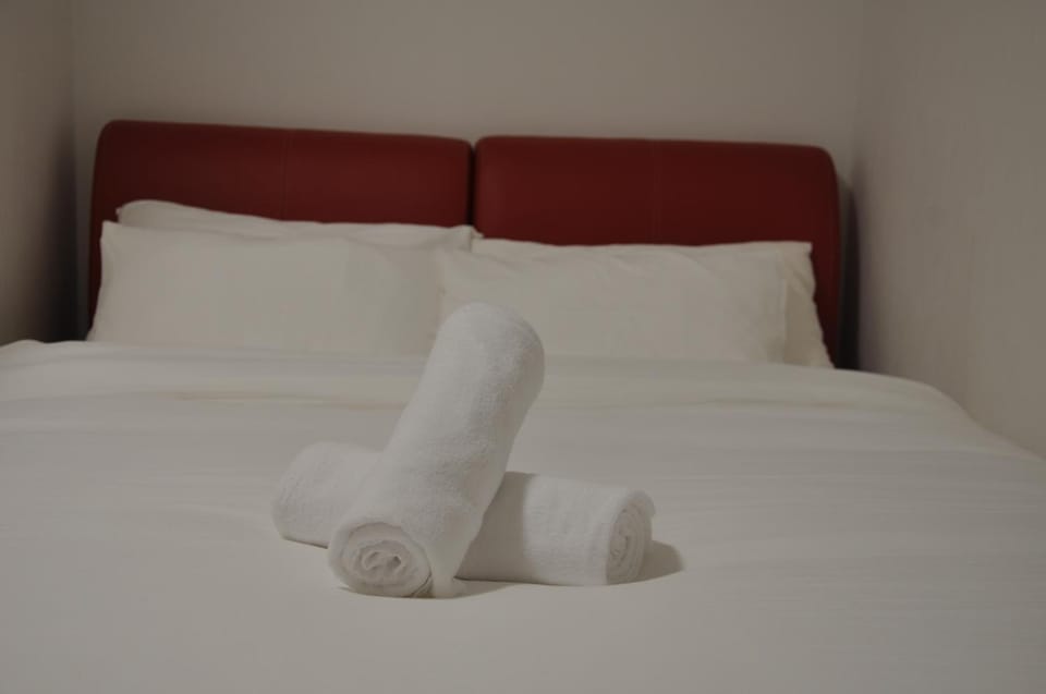 Bed, Photo of the whole room, Bedroom, towels