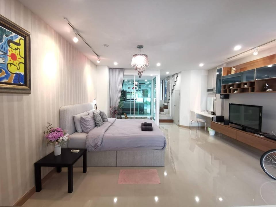 TV and multimedia, Photo of the whole room, Bedroom