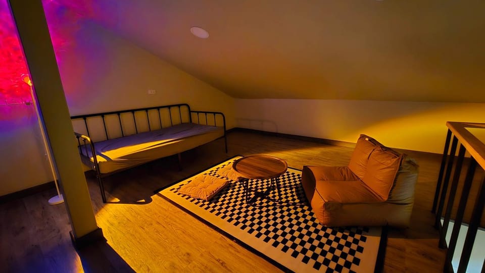 Bed, Seating area