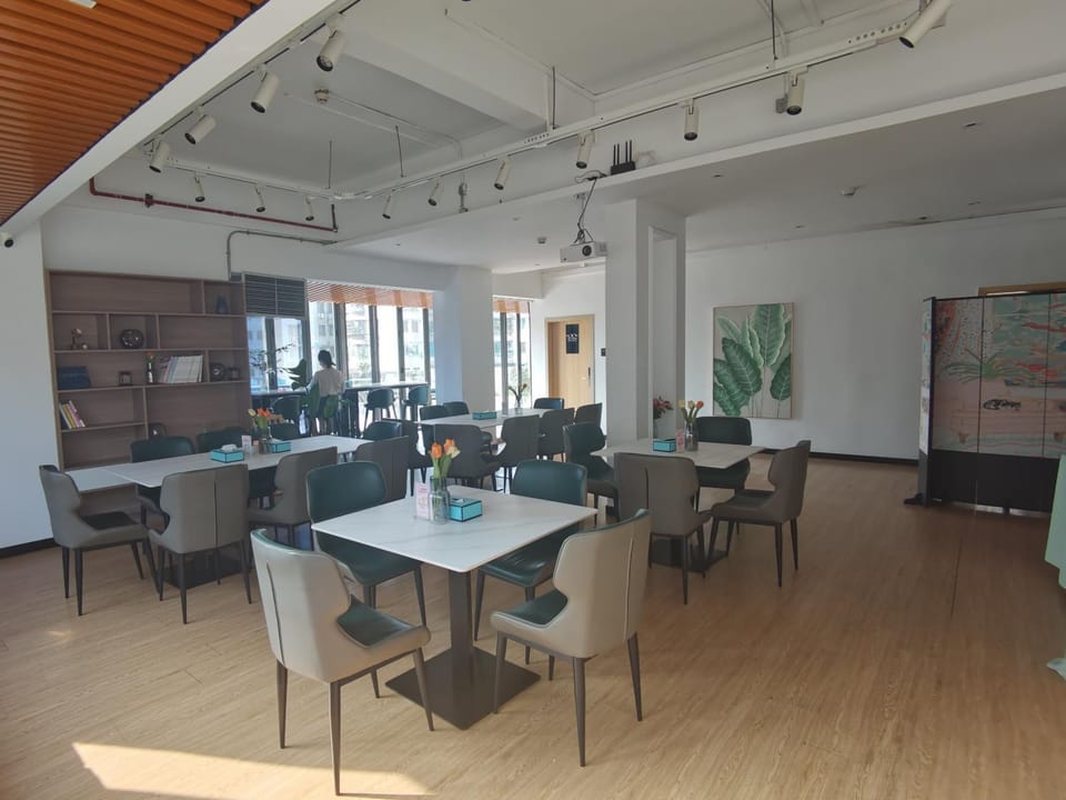 Restaurant/places to eat, Seating area