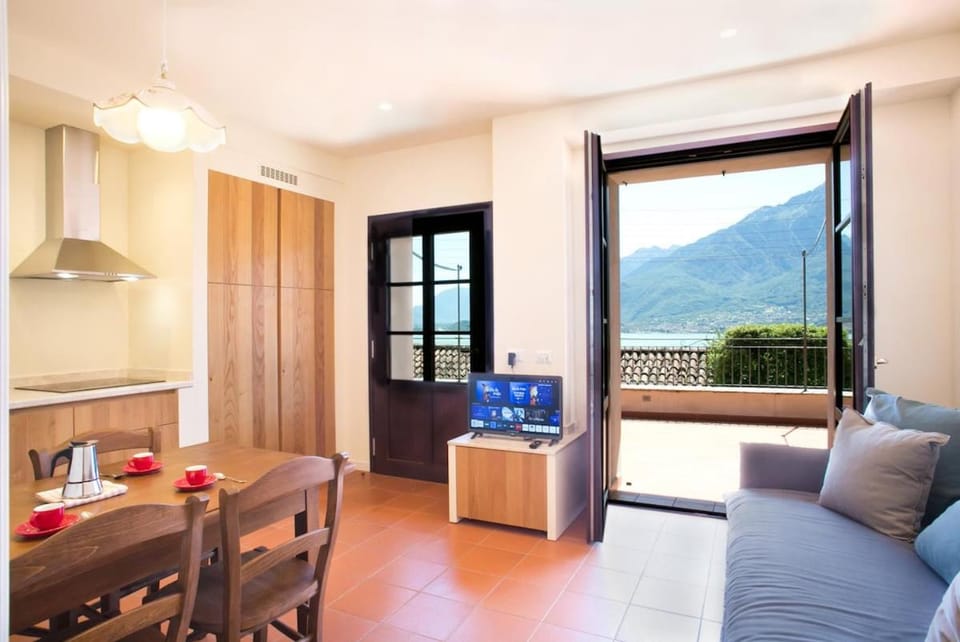 Lake-view terrace - Wines and specialities of Domaso Apartment in Domaso