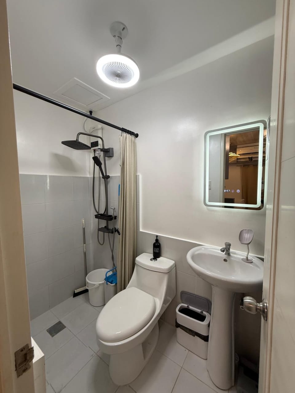 Shower, Toilet, Bathroom, bidet, towels