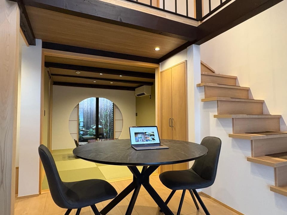 TV and multimedia, Seating area, Dining area