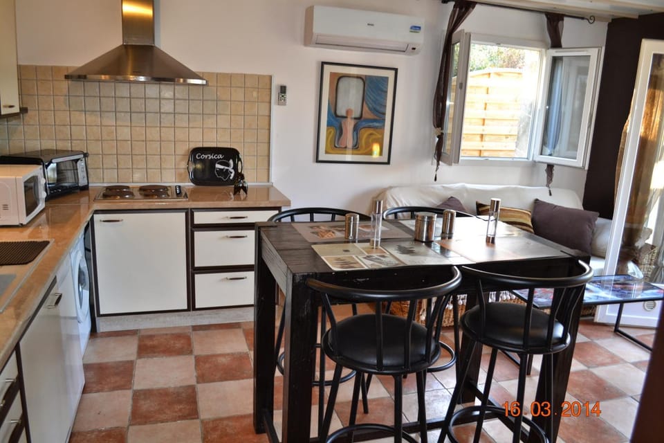 Property building, Kitchen or kitchenette, Living room