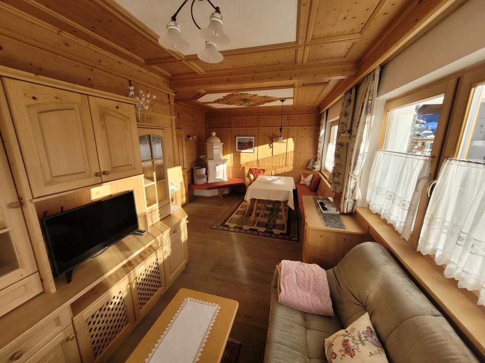 Communal lounge/ TV room, TV and multimedia, Living room, Seating area, Evening entertainment