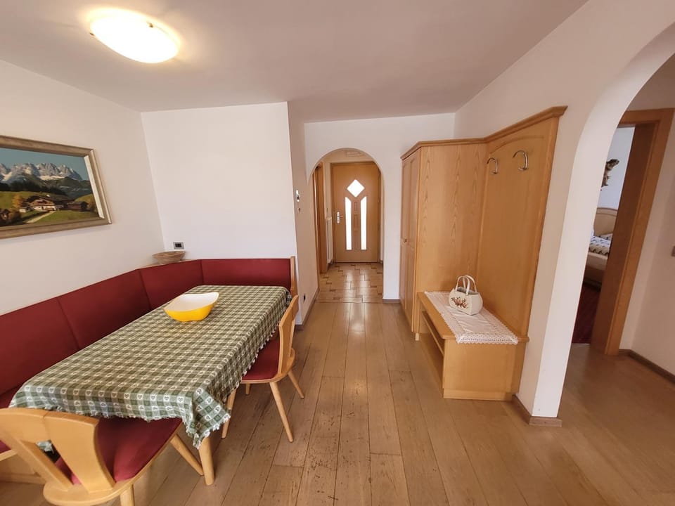 Living room, Photo of the whole room, Seating area, Dining area