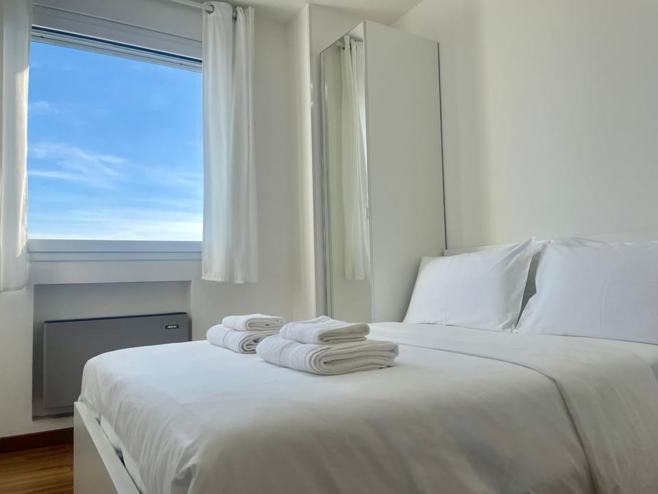 Bed, Photo of the whole room, Bedroom, towels