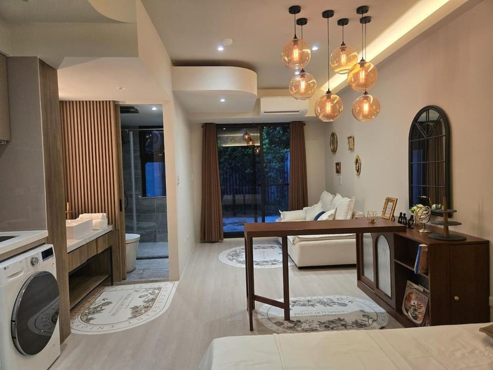 Living room, Photo of the whole room, Bedroom, washing machine, dryer