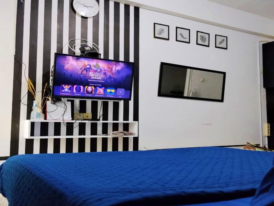 Bed, TV and multimedia, Bedroom