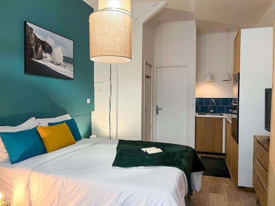 Bed, Kitchen or kitchenette, Photo of the whole room, Bedroom, towels, wardrobe