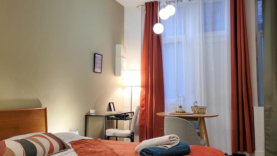 Bed, Photo of the whole room, Seating area, Dining area, Bedroom, towels