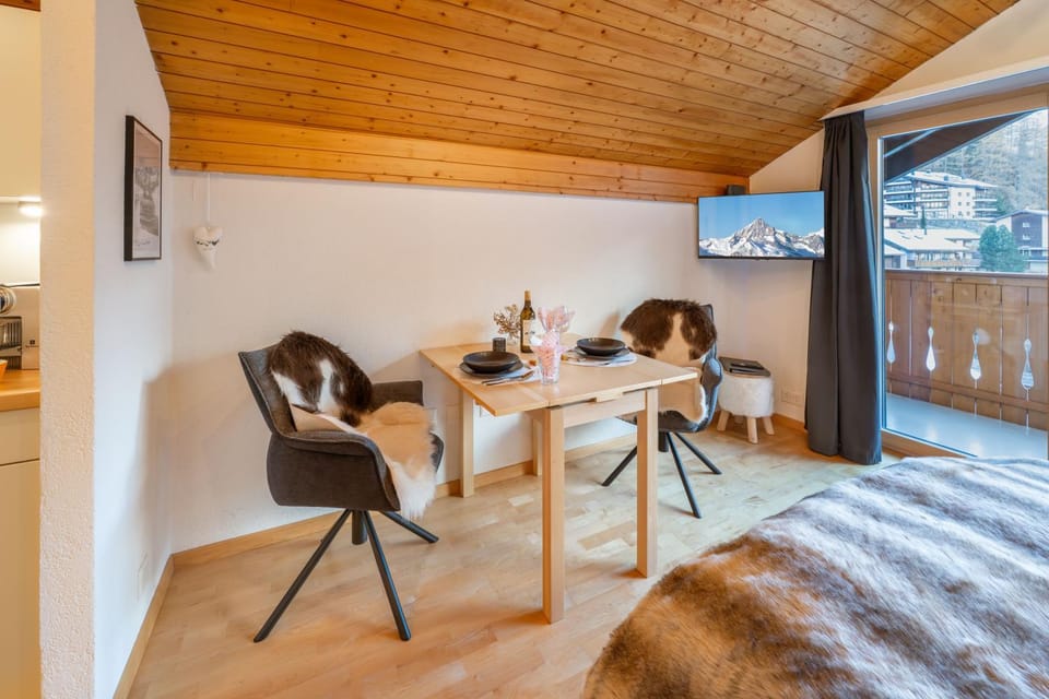 Bed, TV and multimedia, Living room, Photo of the whole room, Seating area, Dining area, Bedroom