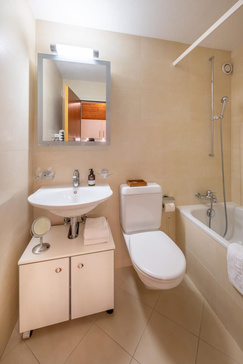 Shower, Toilet, Bathroom, Bath, towels