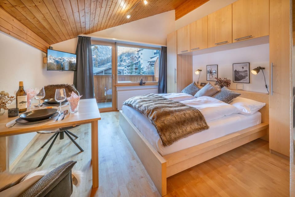 Bed, Living room, Photo of the whole room, Seating area, Dining area, Bedroom