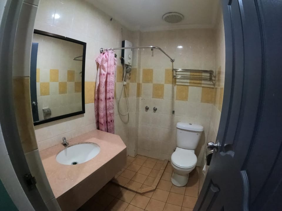 Shower, Toilet, Bathroom, bidet, towels