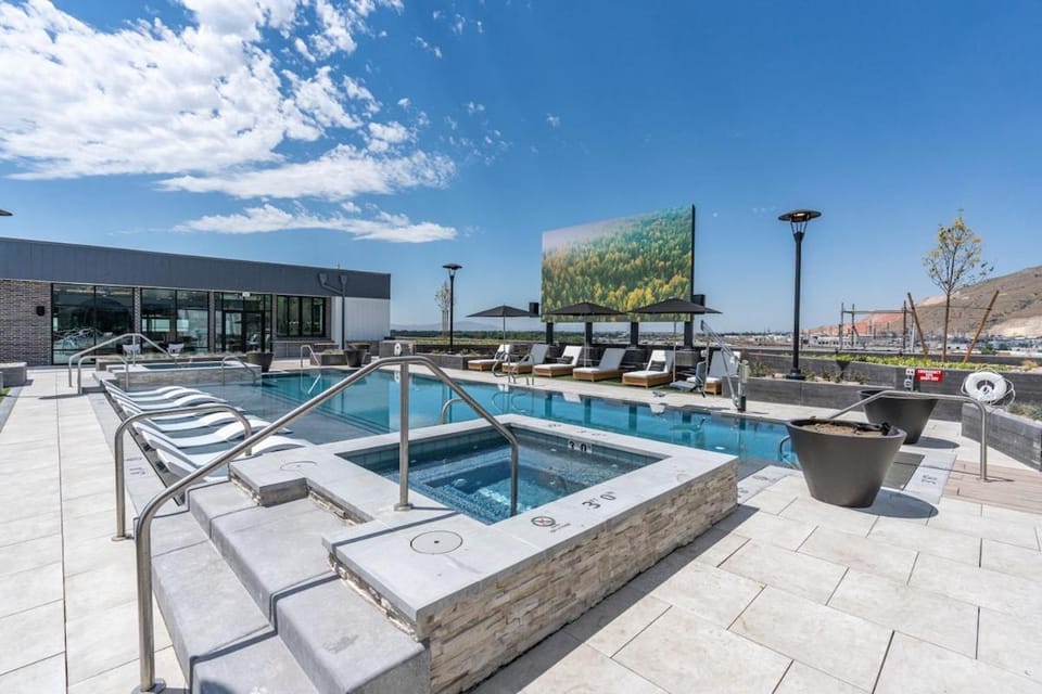 Natural landscape, Hot Tub, Swimming pool, sunbed