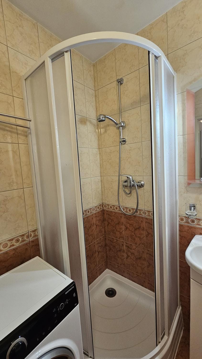 Shower, Toilet, Bathroom, towels