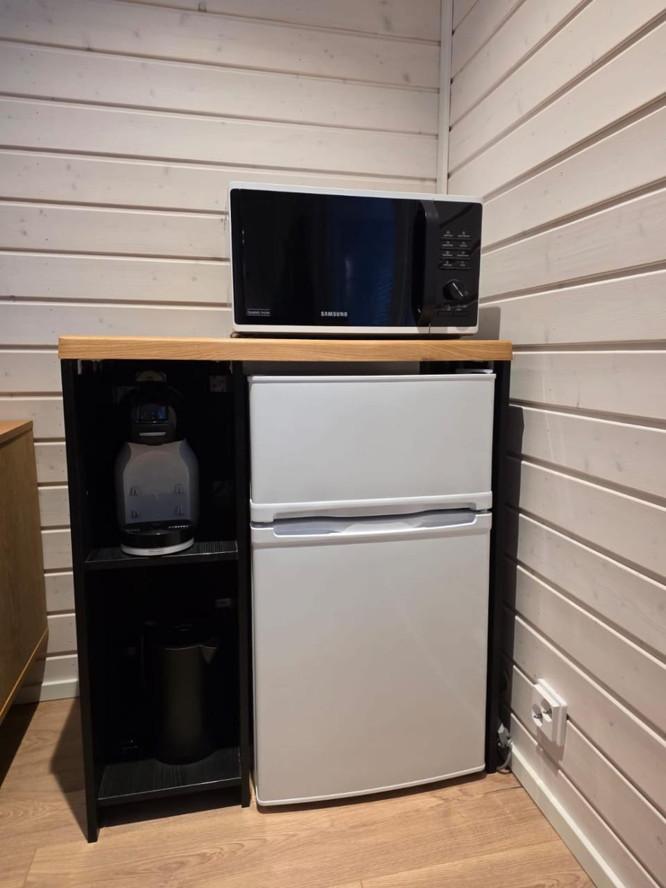 Coffee/tea facilities, microwave