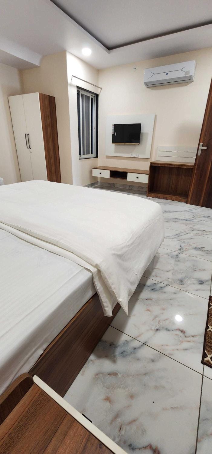 Bed, TV and multimedia, Photo of the whole room, Bedroom