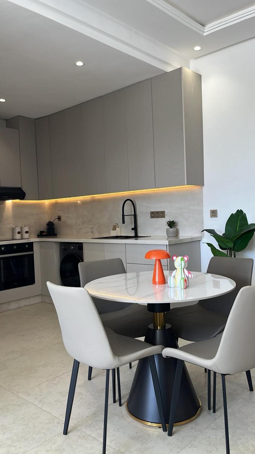 Kitchen or kitchenette, Dining area