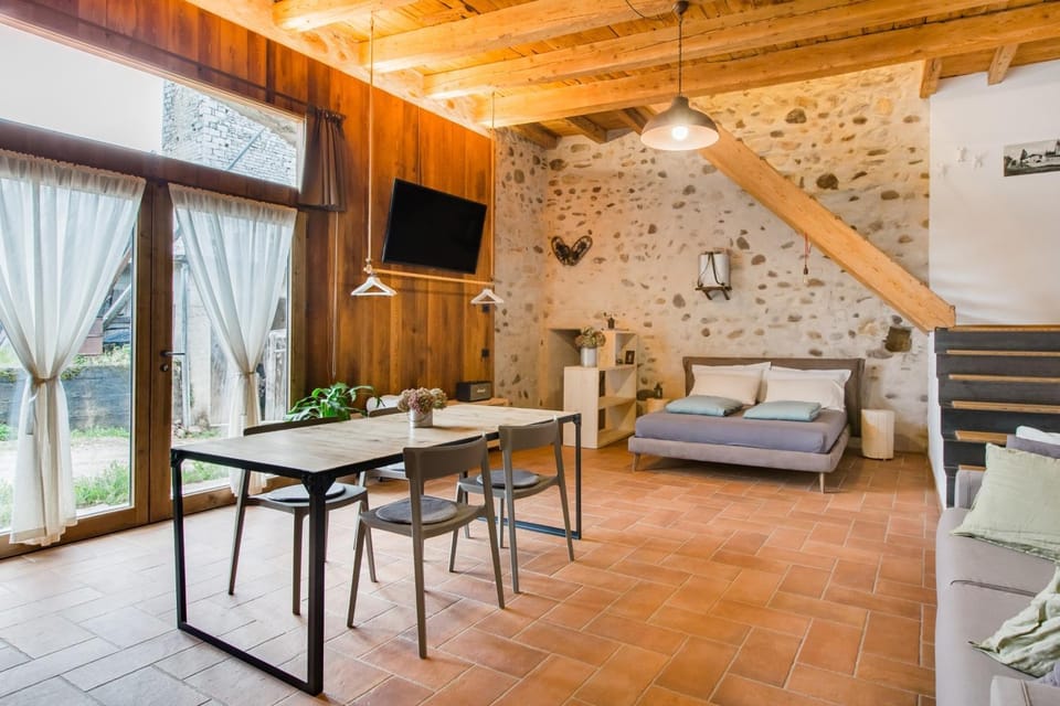 Bed, Photo of the whole room, Seating area, Dining area, Bedroom