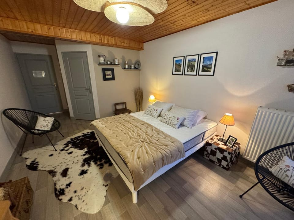 Bed, Photo of the whole room, Bedroom