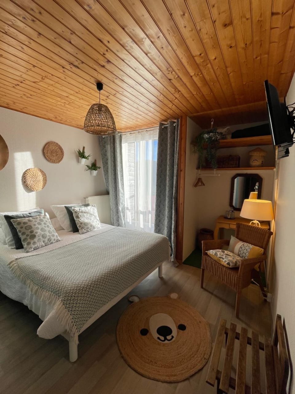 Bed, Photo of the whole room