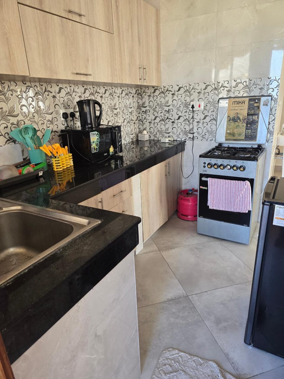 Kitchen or kitchenette, oven