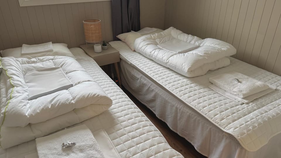 Bed, Photo of the whole room, Bedroom, towels