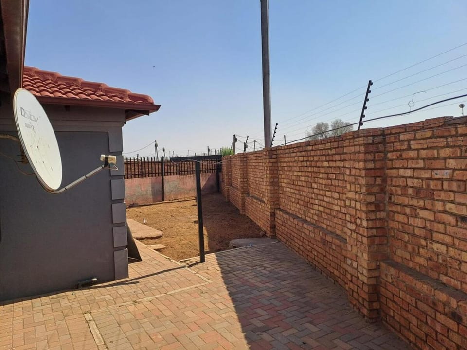 Secure 2 Bedroom Home with Office and Fast WiFi House in Gauteng