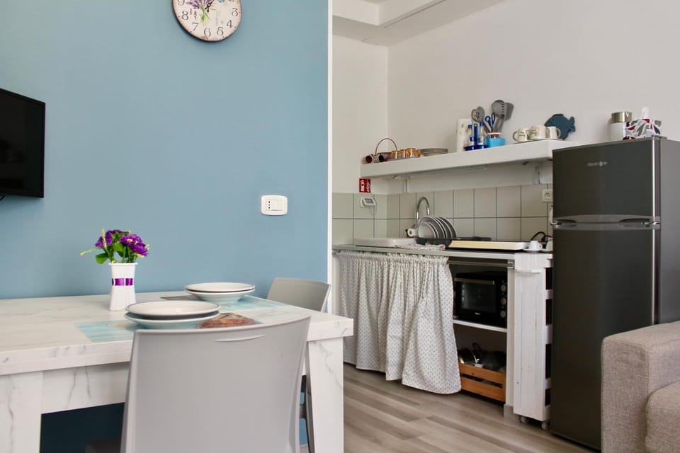 TV and multimedia, Kitchen or kitchenette, Dining area, oven, stove