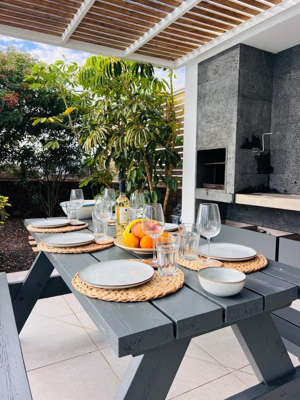 Patio, Day, Balcony/Terrace, Food and drinks, Seating area, Dining area, Food, Drinks