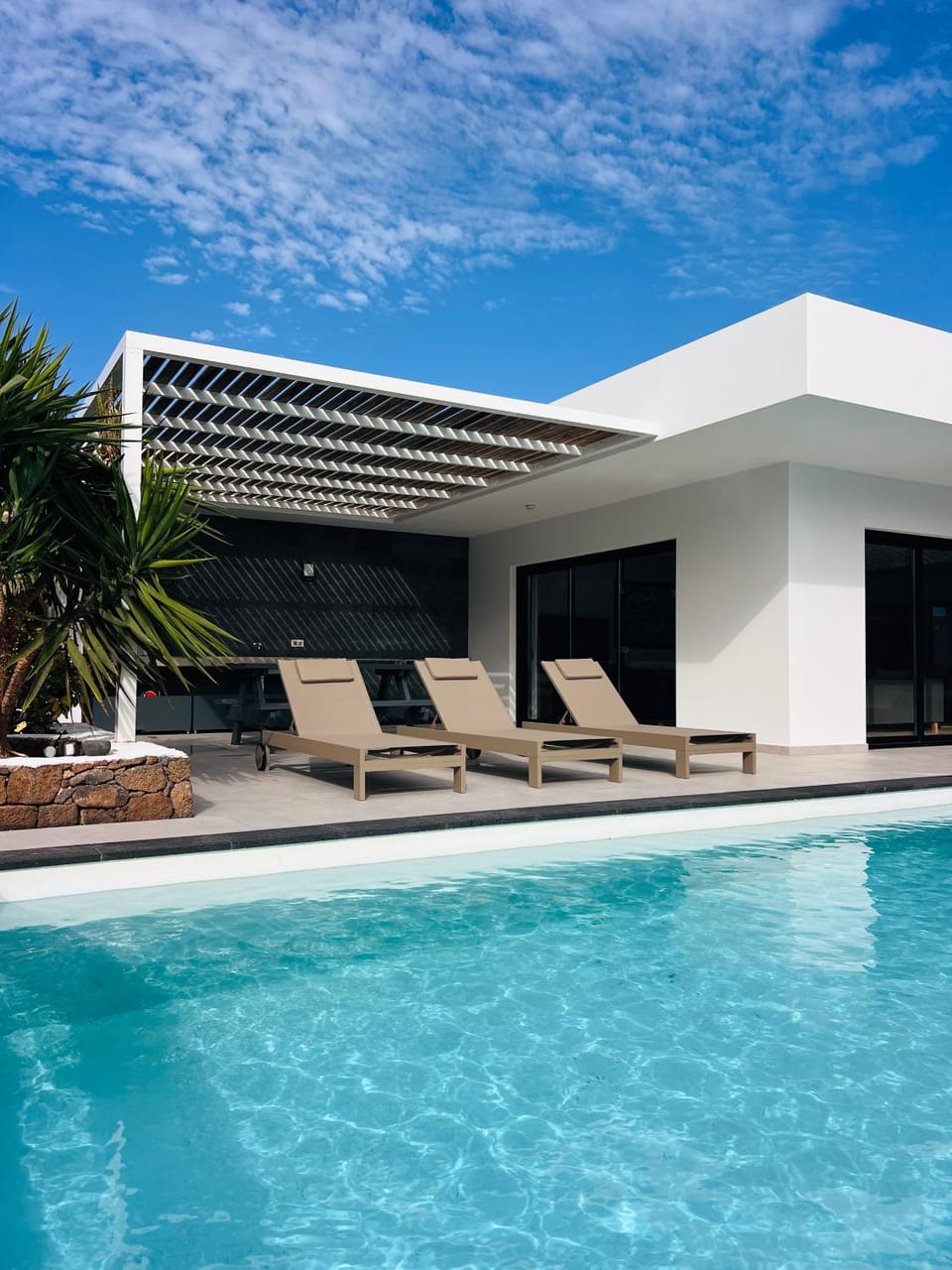 Property building, Patio, Day, Pool view, Swimming pool, sunbed
