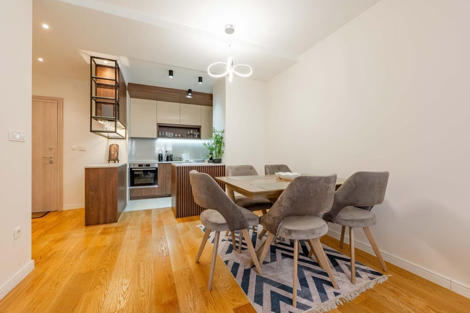 Kitchen or kitchenette, Dining area, minibar, oven
